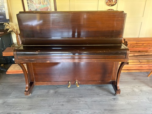 Upright stylish piano free - piano.,