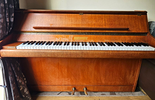 Bentley upright piano keys - piano,
