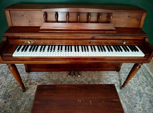 Beautiful spinet piano c1980 - beautiful,