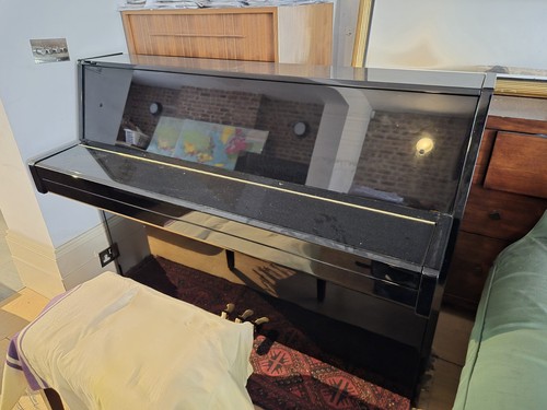 Yamaha black upright piano - upright,